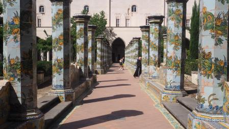 Columnas y bancos cubiertos de mayólica.