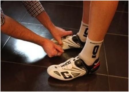 El centro de la cala debe de estar como mínimo un centímetro por detrás del eje metatarsal.