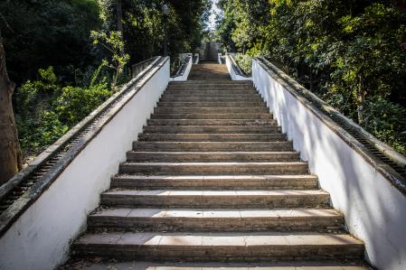 Las escaleras inspiradas en los jardines del Generalife de Granada