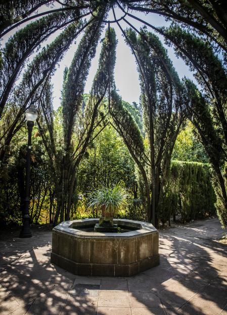 La glorieta conocida como la 'bailarina', formada por una estructura de hierro con un conjunto de cipreses.
