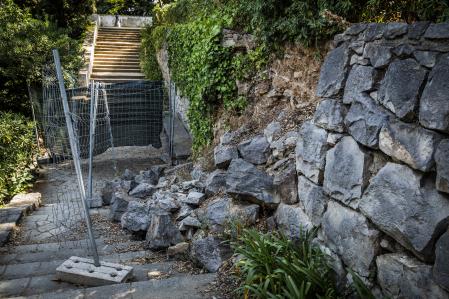 Parte del muro derrumbado de piedra seca