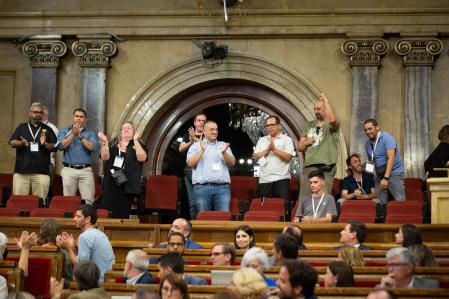 El pleno del Parlament aprueba el decreto ley de las VTC y representantes de los taxistas aplauden desde la tribuna de invitados, a 20 de julio de 2022. DAVID ZORRAKINO - EUROPA PRESS 20/07/2022