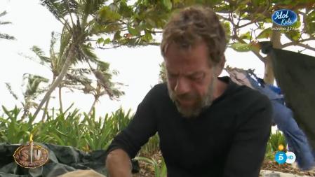 'Supervivientes 2022': Nacho Palau rompe un cuchillo y provoca el enfado de Alejandro Nieto