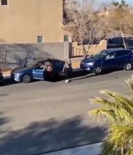 La conductora no se dio por vencida y finalmente logró aparcar gracias a las indicaciones de otra mujer