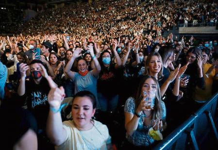 13 - 11 - 2021 / concierto dani martin / foto: Llibert Teixidó Gente con asiento, de pie