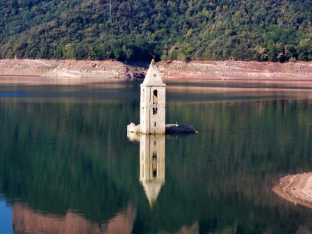 Reflejos en el agua de la iglesia de Sant Romà de Sau.