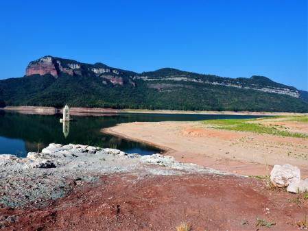 Zona del pantano de Sau donde ha desaparecido el agua.