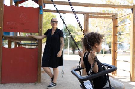 Maria Joseé con su hijo Jan , Madre soltera por decisión propia Sant Andreu de la Barca