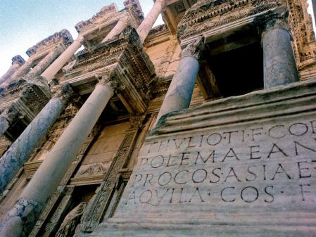 Inscripción conmemorativa en la biblioteca de Celso