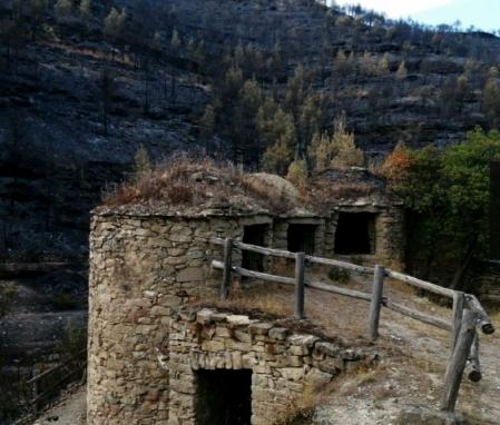 Barracas de la Vall del Flequer afectadas por el fuego del Bages.