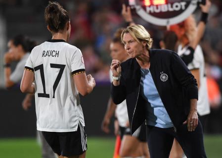 Martina Voss-Tecklenburg junto a Felicitas Rauch durante el último partido ante Austria