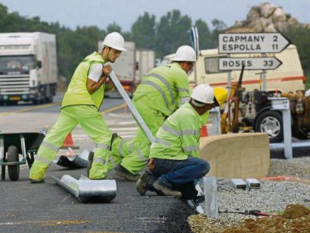 Uno de los objetivos de Tráfico es reducir el número de trabajadores atropellados mientras realizan obras en la carretera&nbsp;