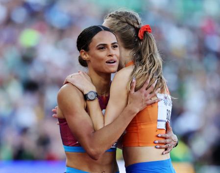 McLaughlin se abraza a Femke Bol, plata, este viernes en Eugene