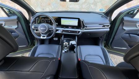 Como el exterior, su diseño interior es de lo más moderno y con un equipamiento tecnológico de primer orden.