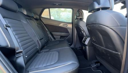 Las plazas traseras son razonablemente anchas, pero con un gran espacio para las piernas y cabeza de sus ocupantes.