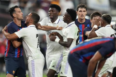 Hazard trata de separar a Busquets mientras el capitán azulgrana discute con Vinícius.