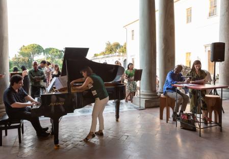 Hèctor Parra al piano, con Imma Santacana, musicando la lectura del último libro de la escritora argelina Kaouther Adimi (a la derecha)
