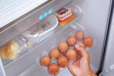 Es preferible colocar los huevos en alguna de las estanterías de la nevera para que no sufran tantos cambios de temperatura
