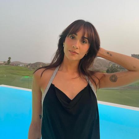Aitana con el vestido negro con escote fluido de Zara