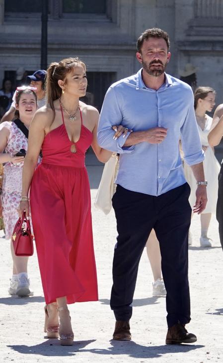 Jennifer Lopez y Ben Affleck durante un paseo por las calles de la capital framcesa