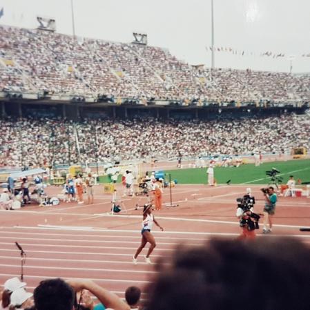 Gail Devers dando la vuelta de honor al estadio Lluís Companys después de ganar los 100 metros femeninos, el 1 de agosto de 1992.