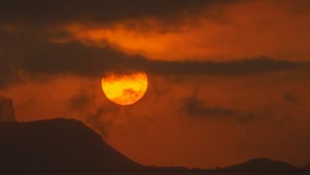 Amanecer intenso en los alrededores de Manlleu, con manchas solares.