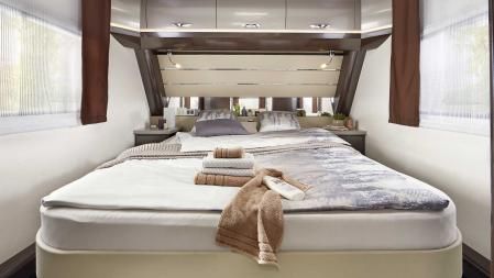 Cama isla longitudinal delantera en la caravana Hobby Premiun 650