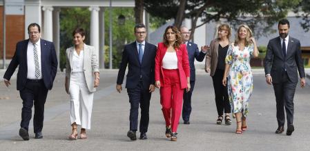 El conseller de Interior catalán, Joan Ignasi Elena; la portavoz de Gobierno y ministra de Política Territorial, Isabel Rodríguez; el ministro de Presidencia, Félix Bolaños; la consellera de la Presidencia, Laura Vilagrà; el ministro de Cultura, Miquel Iceta; la consellera de Cultura, Natàlia Garriga; la vicepresidenta segunda y ministra de Trabajo, Yolanda Díaz, y el conseller de Empresa y Trabajo, Roger Torrent