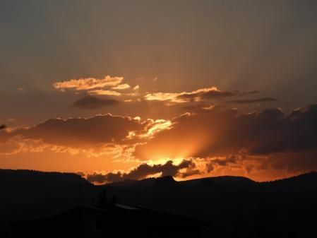 Puesta de sol en el castillo de Orís.