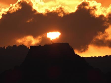 Puesta de sol en el castillo de Orís.