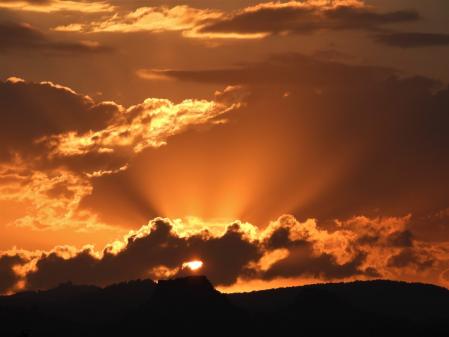 Puesta de sol en el castillo de Orís.