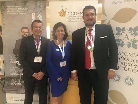 Alma Palau con Manuel Moñino, vicepresidente del Consejo, y Giuseppe Russolillo, presidente de la Academia Española de Nutrición y Dietética.