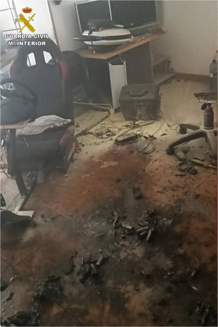 El fuego calcinó una de las habitaciones de un cuarto piso.