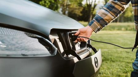 La batería de 54 kW del Sion se puede enchufar en diversas tomas de carga 