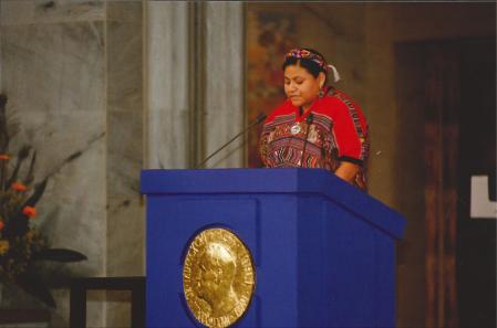 Rigoberta Menchú, durante su discurso de recepción del premio Nobel de la Paz de 1992