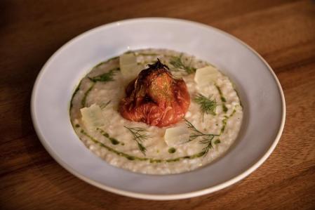 En la carta.Tiradito de atún, tomate verde y jalapeño, sepionetas con panceta, risotto de hinojo  y tomate asado y fetuccine con cigalas.