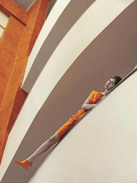 La modelo luce un vestido midi a todo color y a juego con unas sandalias de punta exagerada. Todo de Prada