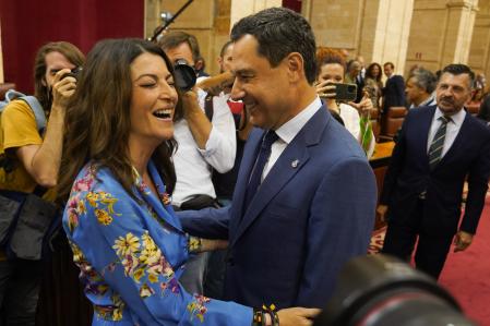 El presidente en funciones de la Junta de Andalucía, Juanma Moreno, saluda a la ya exdiputado del grupo parlamentario Vox, Macarena Olona, antes de la sesión constitutiva del Parlamento andaluz de la XII Legislatura en el Parlamento de Andalucía, a 14 de julio de 2022 en Sevilla.