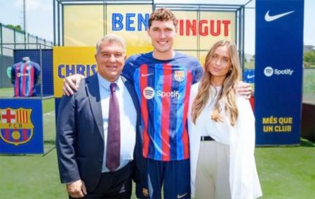 Joan Laporta con Andreas Christensen y la novia de este en la presentación del jugador