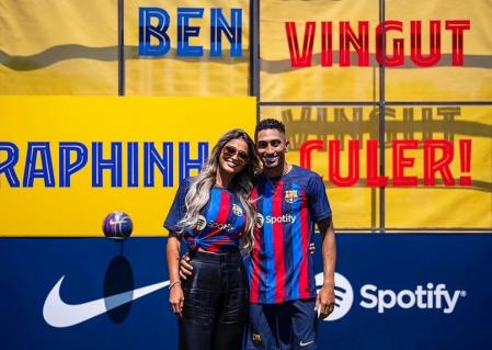 Raphinha y su asposa, Natalia Rodrigues