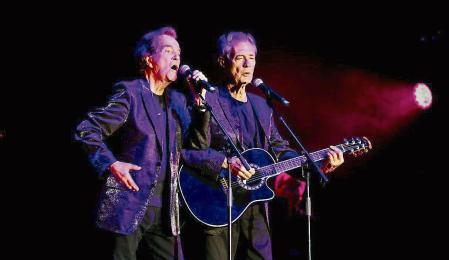 foto XAVIER CERVERA 30/07/2022 (jardins terramar ,sitges) Dúo Dinámico es un dúo musical español formado en 1958 por Manuel de la Calva y Ramón Arcusa, aún en activo. Se les considera uno de los grupos pioneros y más influyentes del pop español, así como precursores del fenómeno fan en la década de 1960.1​2​3​ Entre sus temas más conocidos destacan Quince años tiene mi amor, Quisiera ser, Amor de verano y Resistiré. También fueron compositores y productores para otros artistas, incluyendo la autoría del tema La, la, la con el que Massiel ganó el Festival de Eurovisión 1968 en representación de España