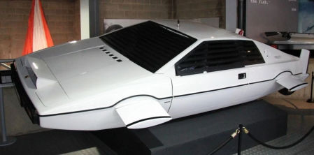 El Lotus Esprit que acompañó a James Bond en una de las películas que protagonizó Roger Moore&nbsp;