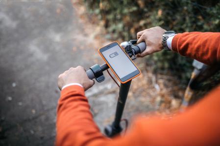 Niu recomienda recargar la batería del patinete eléctrico antes de que baje del 20% de su capacidad