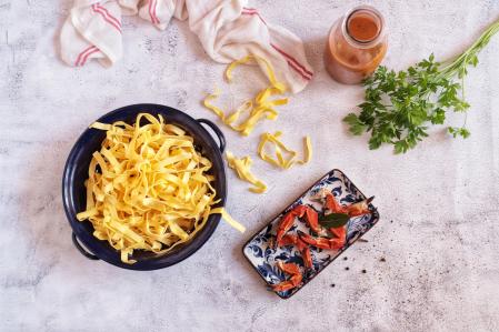 Ingredientes para preparar los tallarines y la salsa americana de nécoras