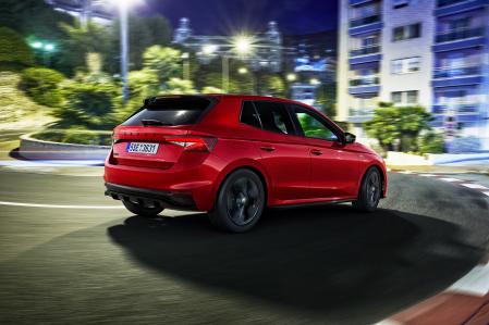 La presencia de un difusor trasero y de un parachoques específico son elementos presentes en la zaga del vehículo&nbsp;