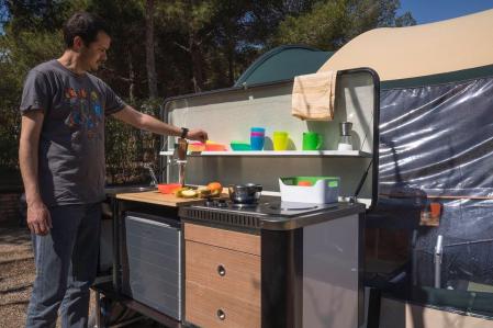 Los remoques-tienda pueden equipar una cocina en un módulo exterior&nbsp;