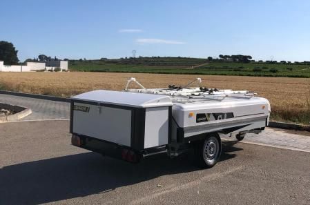 Modelo Montana Explorer EVO, con cofre camper, cocina Glam Kitchen personalizada y porta bicis.