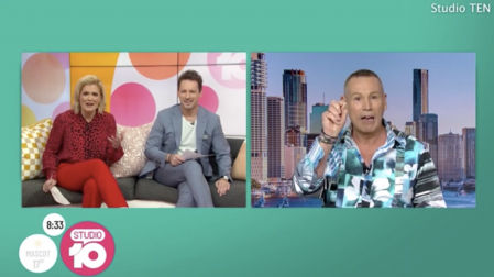 El presentador Craig Bennett muestra el diente que se le acaba de caer en directo