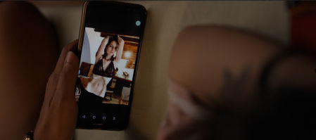 Neus, mirando una imagen de cuando estaba grave