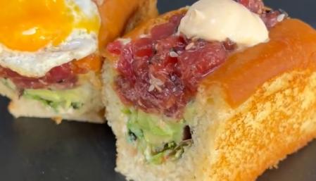 Brioche de atún rojo con guacamole y mayonesa de kimchi